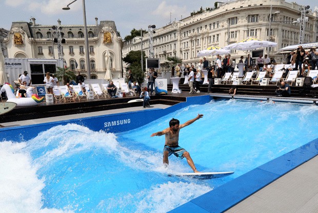 Austríacos surfam em ondas artificiais no centro de Viena (Foto: Ronald Zak/AP)