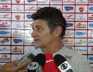 Vencer sem sofrer gols: Darío sai satisfeito com vitória do Vila Nova