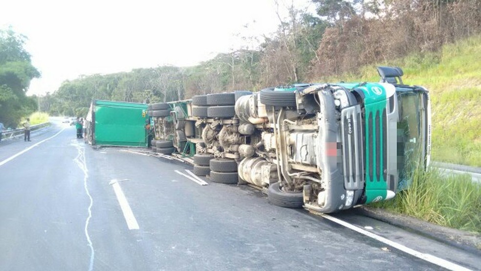 Veículo tombou nas proximidades do acostamento do quilômetro 4 da BR-101, em Goiana (Foto: Polícia Rodoviária Federal/Divulgação)