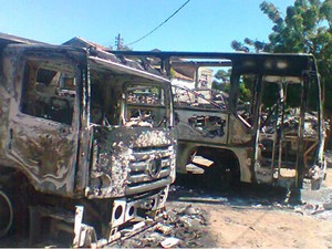 Ônibus escolar e caminhão coletor de lixo foram destruídos por fogo em Brejo do Cruz (Foto: Divulgação/PMBC)