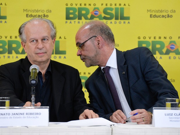 O ministro da educação Renato Janine Ribeiro, ao lado do secretário-geral do MEC, Luiz Cláudio Costa, anuncia o balanço do primeiro semestre de 2015 do FIES (Foto: Wilson Dias/Agência Brasil)