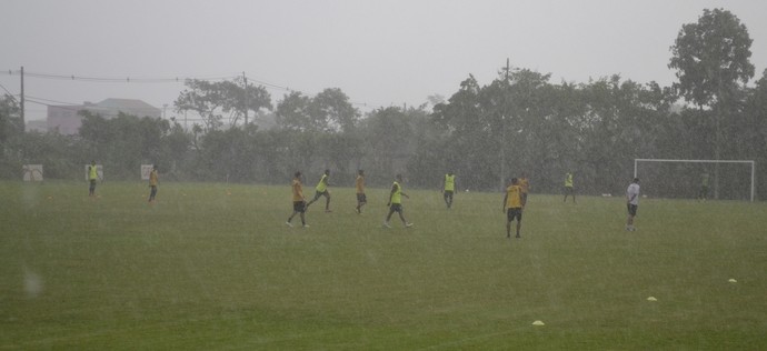 Forte chuva em treino do Rio Branco-ES (Foto: Sidney Magno Novo/GloboEsporte.com)