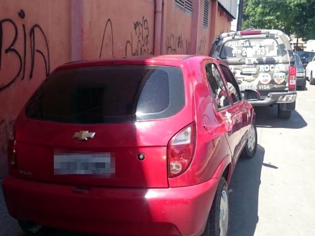 Carro foi roubado após assalto no Conjunto Shangrilá 4 (Foto: Polícia Militar/Divulgação)