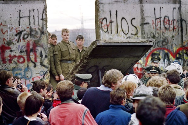 Resultado de imagem para queda do muro de Berlim