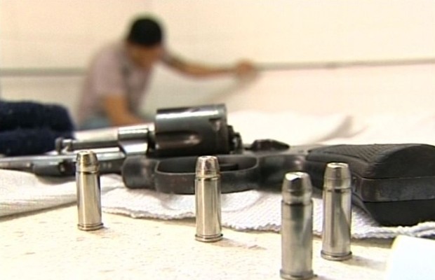 Com a dupla polícia encontrou arma, drogas e munição, em Catalão, Goiás (Foto: Reprodução/TV Anhanguera)