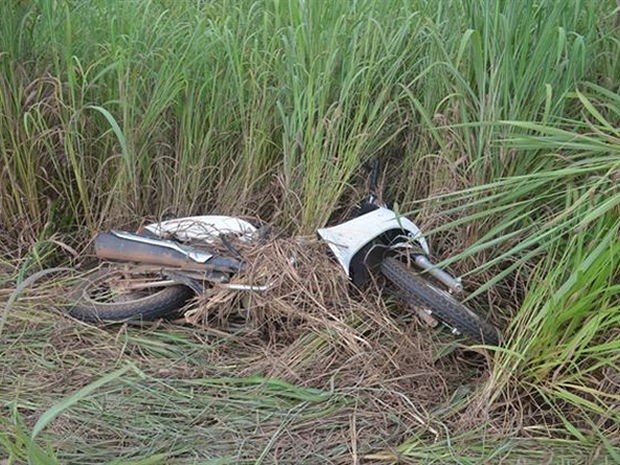 Moto foi encontrada ao lado do corpo da vítima (Foto: Site/MT Noticias.Net)
