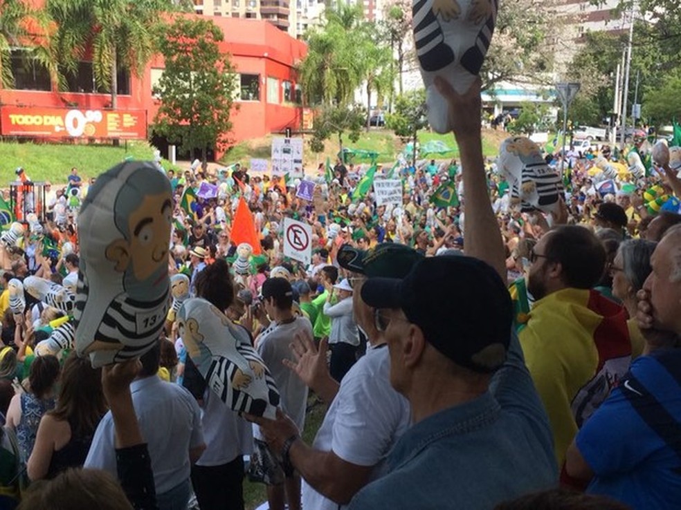 Público protesta na Avenida Ghoethe, em Porto Alegre (Foto: Jonas Campos/RBS TV)