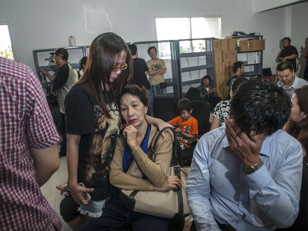 Familiares de passageiros do voo QZ-8501 da AirAsia no Aeroporto Internacional de Juanda, em Surabaya, Java Oriental (Foto: Juni Kriswanto/AFP)