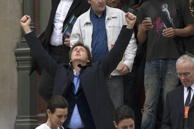 Paul McCartney no desfile de Stella McCartney em Paris (Foto: AFP)