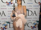 Rihanna usa look ousado, que deixa seios à mostra, em evento em NY