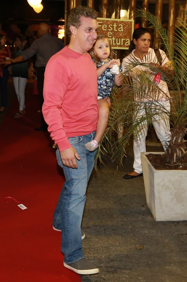 Luciano Huck com a filha, Eva (Foto: Dilson Silva / AgNews)