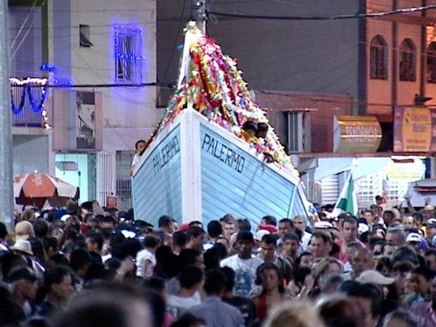 Fiéis passaram pelas principais ruas da cidade, no Espírito Santo (Foto: Reprodução/TV Gazeta)