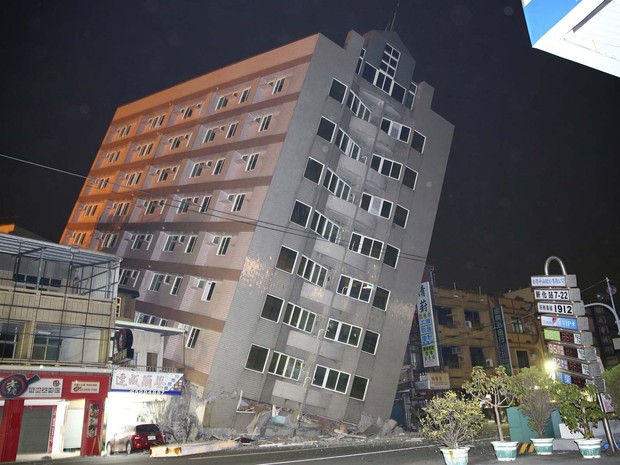 Prédio fica inclinado após terremoto de magnitude 6,4 atingir cidade de Tainan, no Taiwan (Foto:  REUTERS/Stringer )