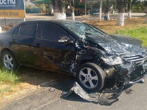 Nenhum do três ocupantes do carro com placas de Ipatinga se feriu (Foto: Diego Souza/G1)