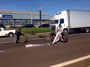 Caminhoneiros espalharam faixas pelo trecho da rodovia (Foto: Francisco Lopes/TV Fronteira)