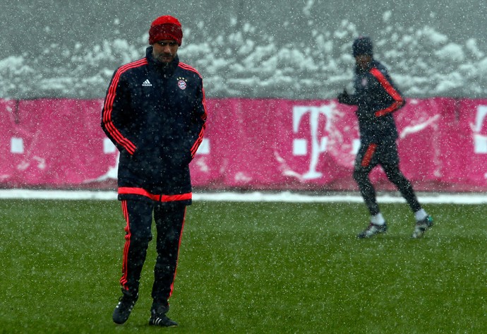 Guardiola treino Bayern de Munique neve (Foto: REUTERS/Michael Dalder)