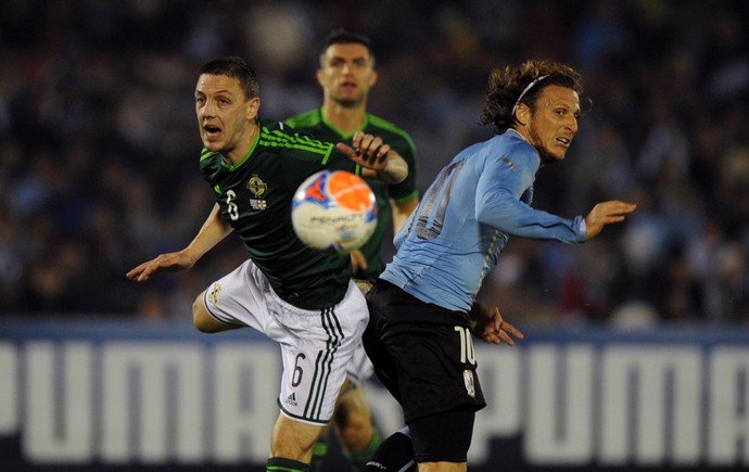 Baird e Forlan Uruguai x Irlanda do Norte (Foto: AFP)