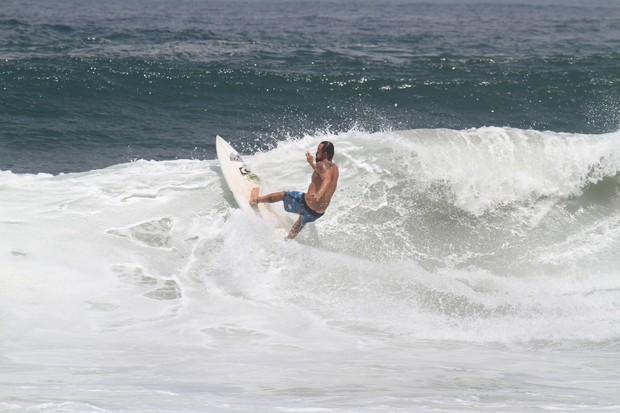 Paulinho Vilhena surfa em praia no Rio de Janeiro (Foto: Dilson Silva / Agnews)
