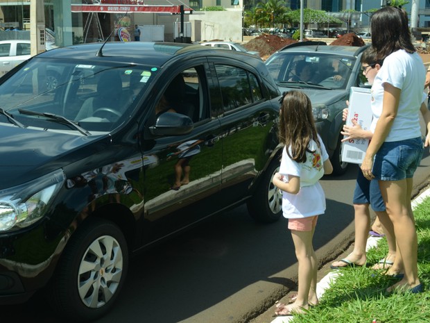 A empresária Iliuska Oliveira com os filhos Pedro Oliveira e Ana Luiza Oliveira ajudaram na mobilização (Foto: Gustavo Tonetto/G1)