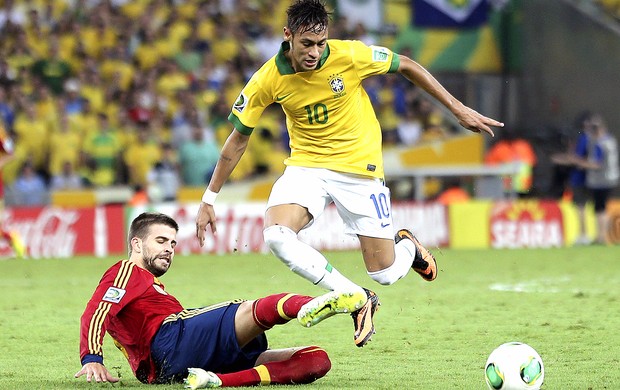 Gerard Pique cartão vermelho final jogo Espanha Brasil entrada Neymar (Foto: EFE)