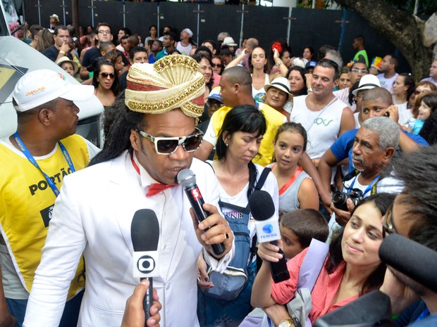 Carlinhos Brown é envolvido pelo público no Circuito Osmar (Foto: Diogo Macedo/Ag Haack)