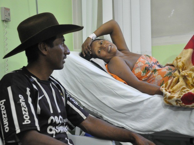 Marido e mulher ainda no hospital onde quadrigêmeas nasceram (Foto: Gabriela Pavão/ G1 MS)