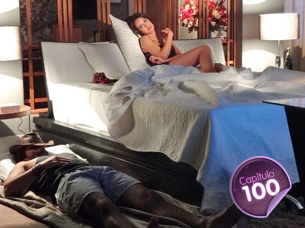 Valéria coloca Josué para dormir no chão na noite de núpcias (Foto: Amor Eterno Amor/ TV Globo)
