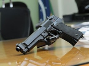 Pistola .040 utilizada pela PM do DF (Foto: Brito/Agência Brasília/Reprodução)