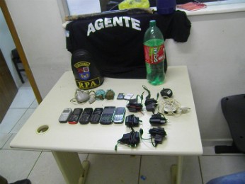 Agentes encontraram celulares, baterias, bebidas e drogas com presas (Foto: Divulgação/Polícia Civil)