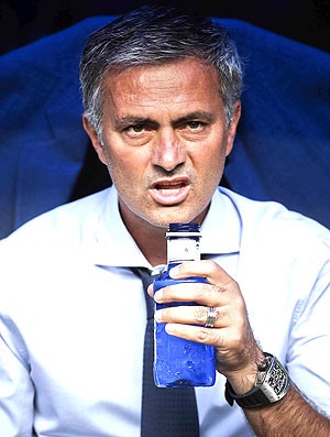 José Mourinho na partida do Real Madrid contra o Valencia (Foto: EFE)