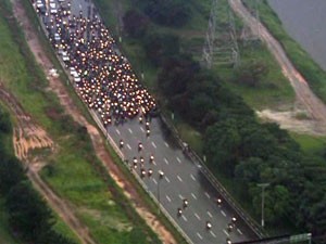 Motociclistas bloqueiam sentido Interlagos da Marginal Pinheiros (Foto: Reprodução/TV Globo)