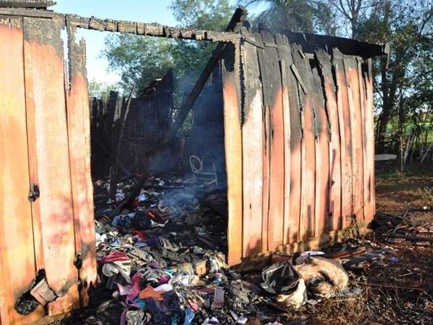 Casa de Clara ficou destruída após incêndio em Ijuí, RS (Foto: Abel Oliveira/Ijuí News)
