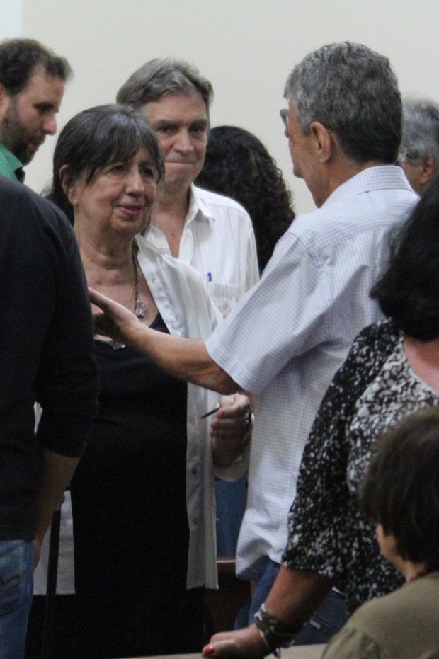 Martha Alencar, viúva de Hugo Carvana, recebe o carinho de Chico Buarque (Foto: Rodrigo dos Anjos / AgNews)