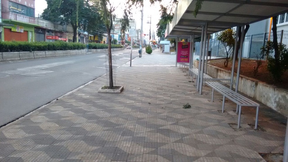 Maior corredor de ônibus de Bauru, a Avenida Rodrigues Alves, amanheceu vazia nesta sexta-feira (Foto: Fernanda Ubaid / TV TEM )