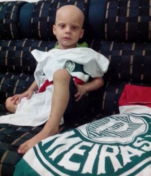 Garoto com leucemia é homenageado em vídeo por jogadores do Palmeiras