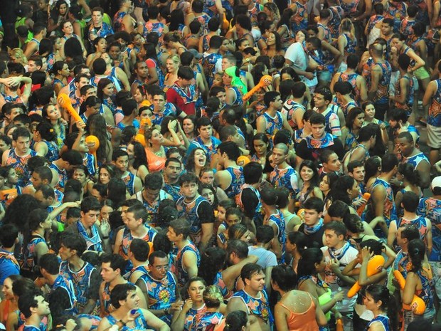 Ivete arrastou milhares de pessoas pela Av. Beira Mar (Foto: Jorge Henrique/G1 SE)