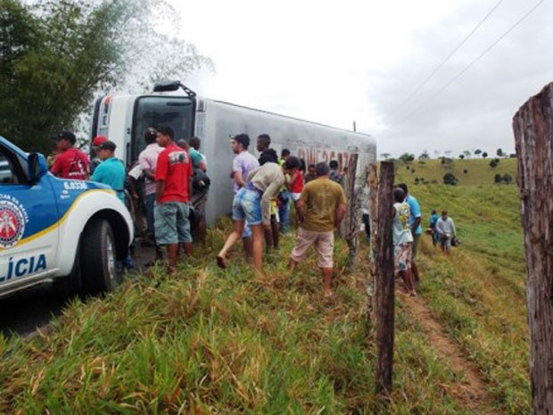 Ônibus tomba em estrada da Bahia (Foto: Carlos Quintino/Criativa On Line)
