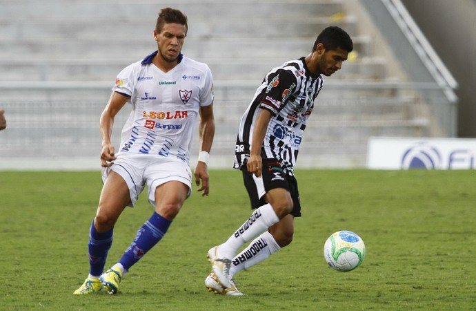 Pio, volante do Botafogo-PB, contra o Águia (Foto: Kleide Teixeira/Jornal da Paraíba)