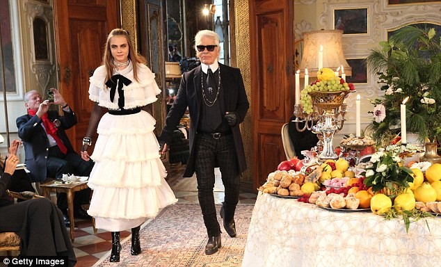 Cara Delenvigne e Karl Lagerfeld durante o desfile da Chanel - modelo entrou com o estilista (Foto: Getty Images) Cara Delenvigne e Karl Lagerfeld durante o desfile da Chanel - modelo entrou com o estilista (Foto: Getty Images)