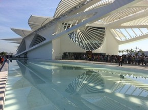A gratuidade, exclusiva para o fim de semana da inauguração, fez com que uma fila fosse formada logo na entrada.  (Foto: Lívia Torres / G1)