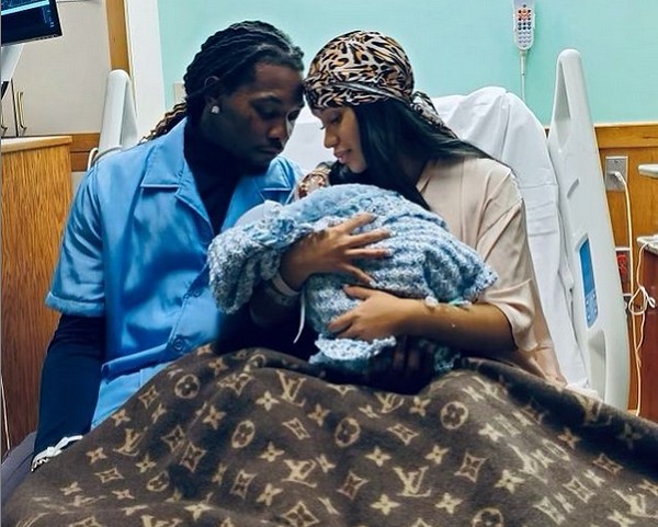 A cantora Cardi B com o marido, o rapper Offset, após o nascimento do segundo filho deles, em 4 de setembro de 2021 (Foto: Instagram)
