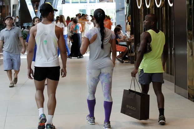 Ego Ap S Malhar Gracy Barbosa Passeia Em Shopping Com Roupa De Academia Not Cias De Famosos