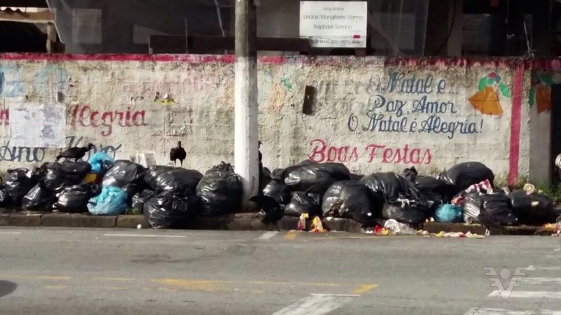 Lixo acumulado na Av. Pref. José Monteiro em São Vicente (Foto: Reprodução/TV Tribuna)