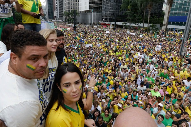 Wanessa e Ronaldo na manifestação em SP (Foto: Vanessa Carvalho / BPP / AGNEWS)