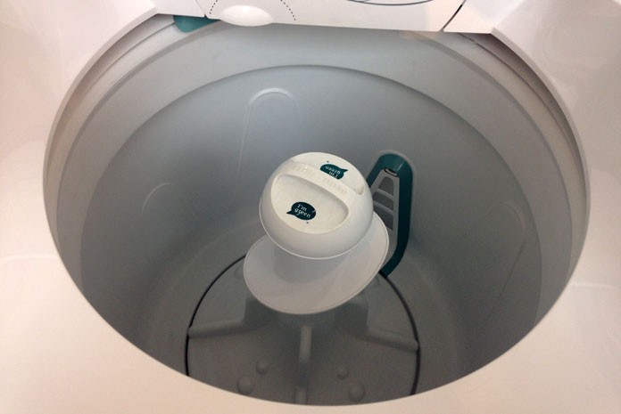 Lavadora de roupas com cesto sem furos ajuda a economizar água