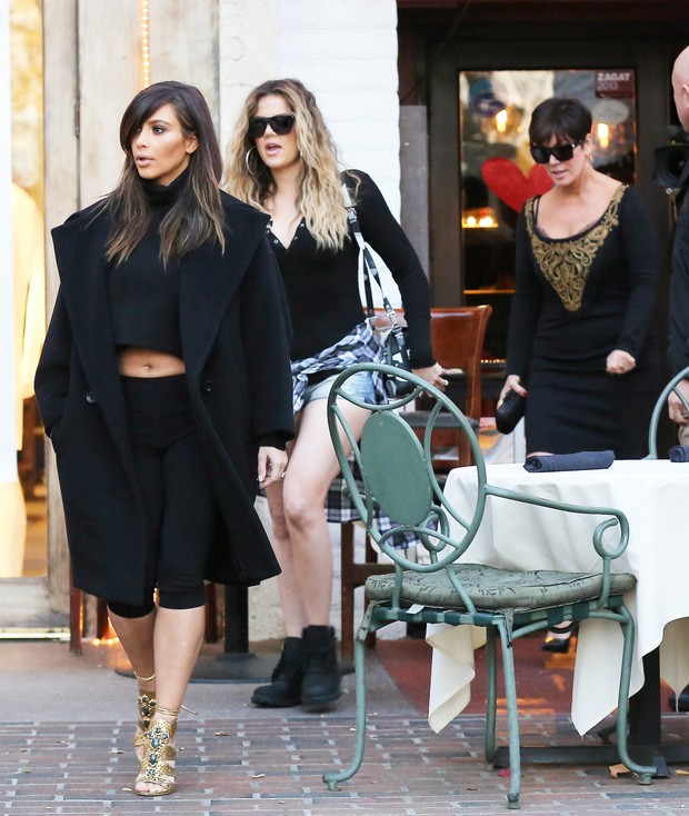 X17 - Kim Kardashian com a irmã Khloe Kardashian e a mãe Kris Jenner em Los Angeles, nos Estados Unidos (Foto: X17online/ Agência)