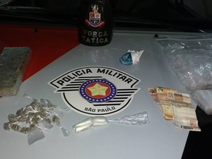 Adolescente é detido com drogas em Jacareí (Foto: Divulgação/Polícia Militar)