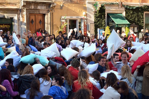 G1 Dezenas de pessoas participam de guerra de travesseiros na Itália