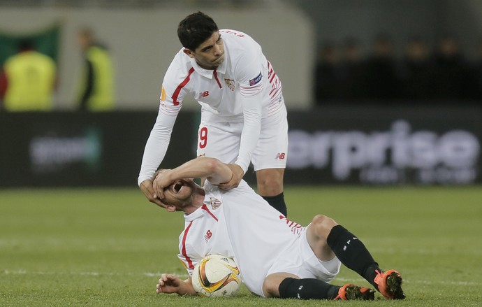 Krohn-Dehli cai com joelho machucado e Banega o ajuda em Shakhtar Donetsk x Sevilla (Foto: AP Photo/Efrem Lukatsky)