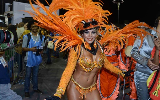 A ex-BBB Fabiana Teixeira no desfile da Tom Maior